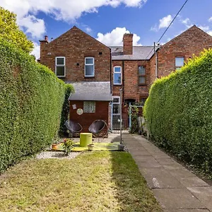 Holiday home Traditional Quiet Townhouse With Two Bedrooms And Private Garden Great For Airport Crew And Professionals, Long Eaton